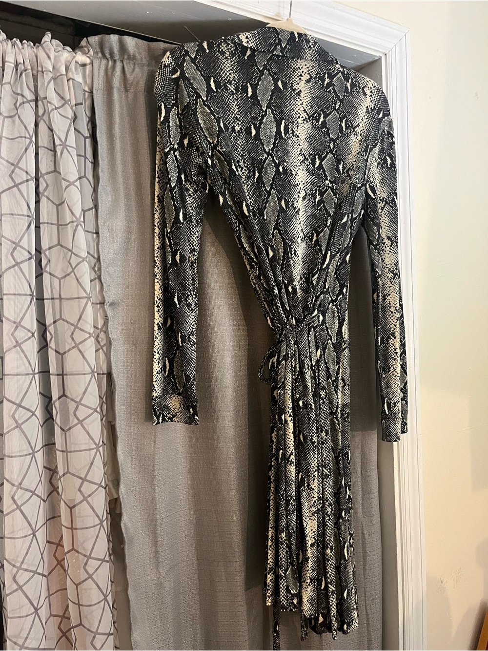DVF Silk Black & Gray Snake Print Wrap Dress 10 - Picture 2 of 7